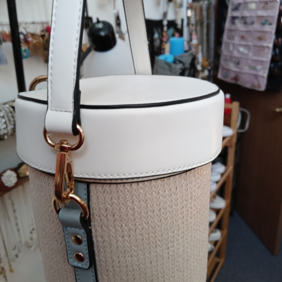 Isabelle bucket style bag - Picture 4 of 4